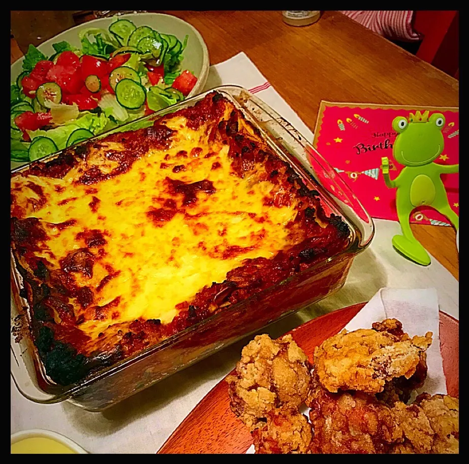 手作りパスタで作るラザニア🇮🇹と唐揚げのBirthdayディナー🍴|まどさん