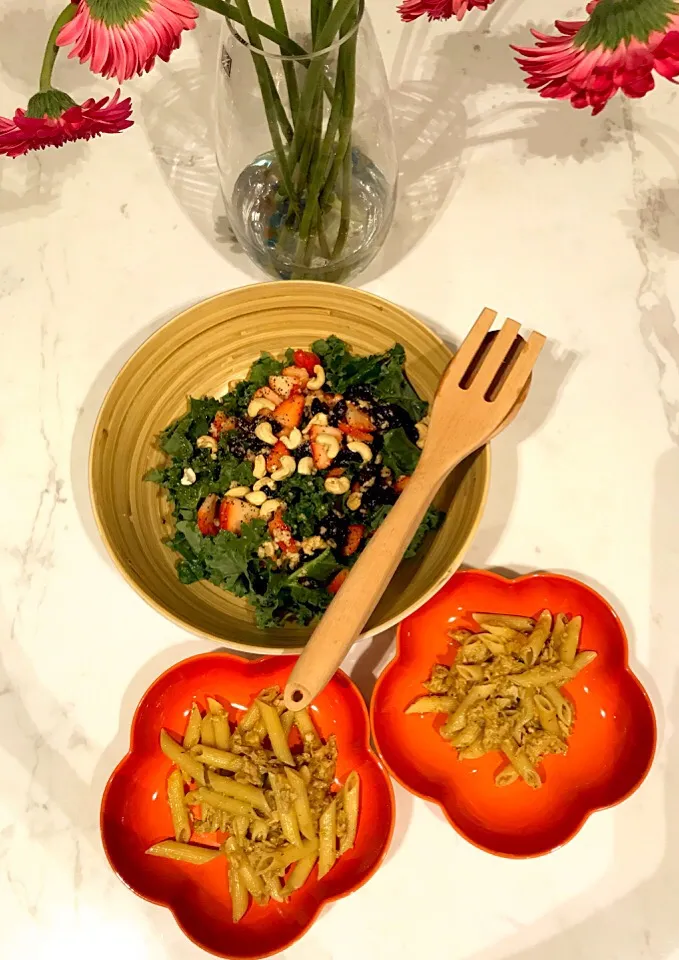 Kale, Strawberries, Raisin & Cashew with Tangy Orang/  Lime dressing.
Penne with Tuna  Peso with a good drizzle of Truffle oil|Aunty Gさん