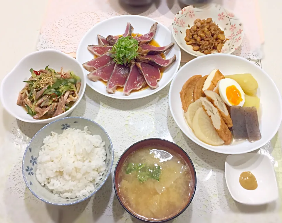 今日の夕ご飯🍴 カツオのたたき＊おでん＊大豆とクルミとじゃこの甘辛炒め＊もやしと胡瓜のチャーシュー和え等|ごまたまごさん