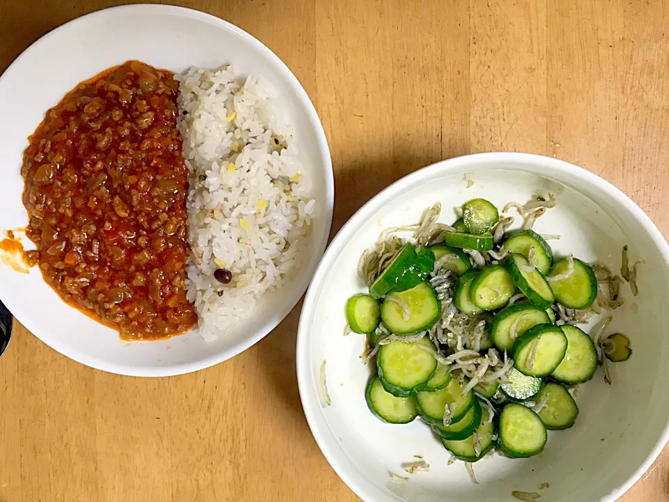 Snapdishの料理写真:▶︎トマトたっぷりドライカレー ▶︎きゅうりとジャコの酢の物|mikuさん