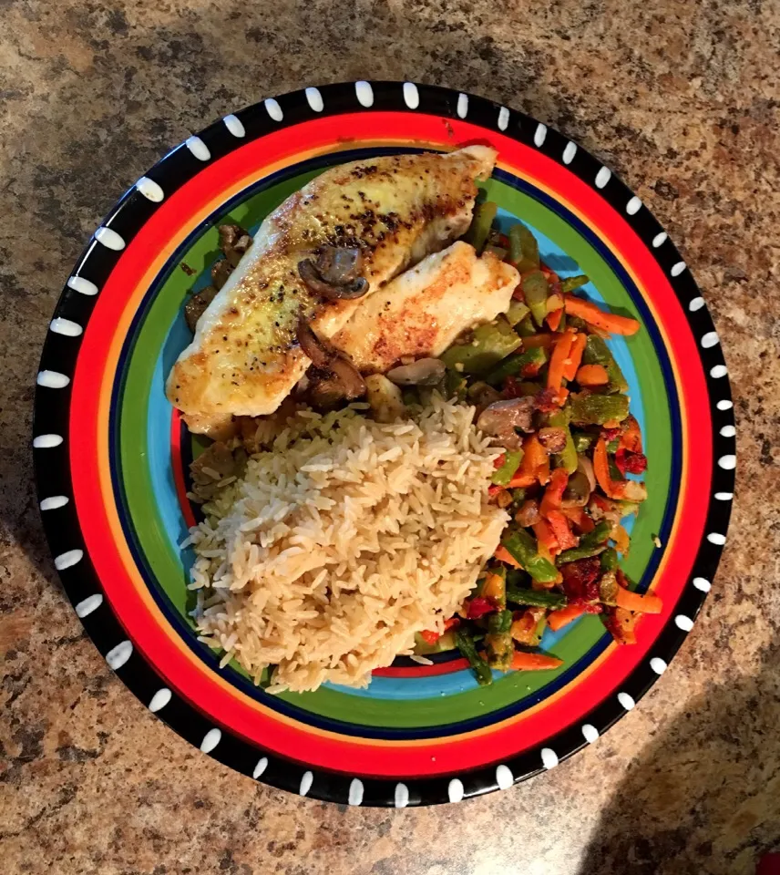 Lemon Pepper Tilapia with Seasoned 
Asparagus w/carrots, peppers & mushrooms and Brown Rice|Eugene Bracyさん