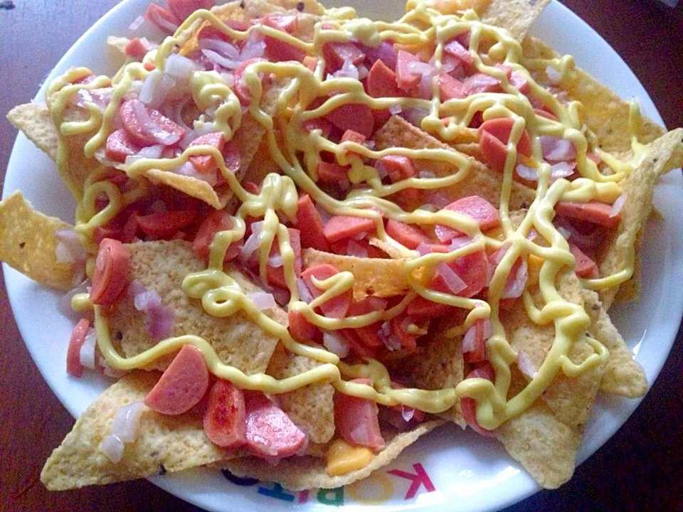 Tortilla chips with random toppings: hot dog bits, melted cheese, shallots and honey mustard|Emmaさん