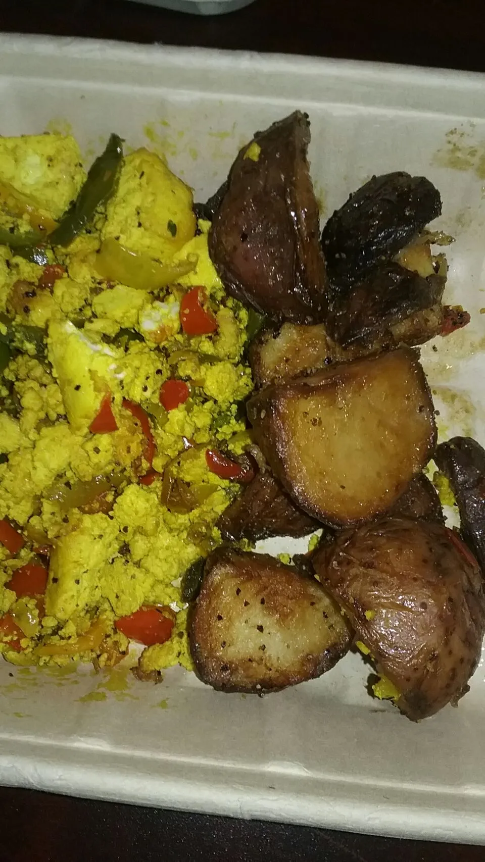 tofu scramble with breakfast potatoes.|Polly Gelfusoさん