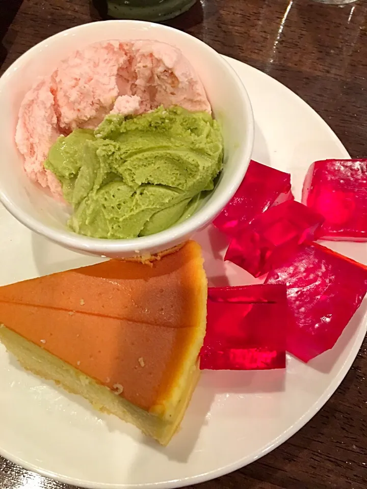 Snapdishの料理写真:Red bean & greentea icecream, japanese cheesecake, & strawberry jello|🌺IAnneさん