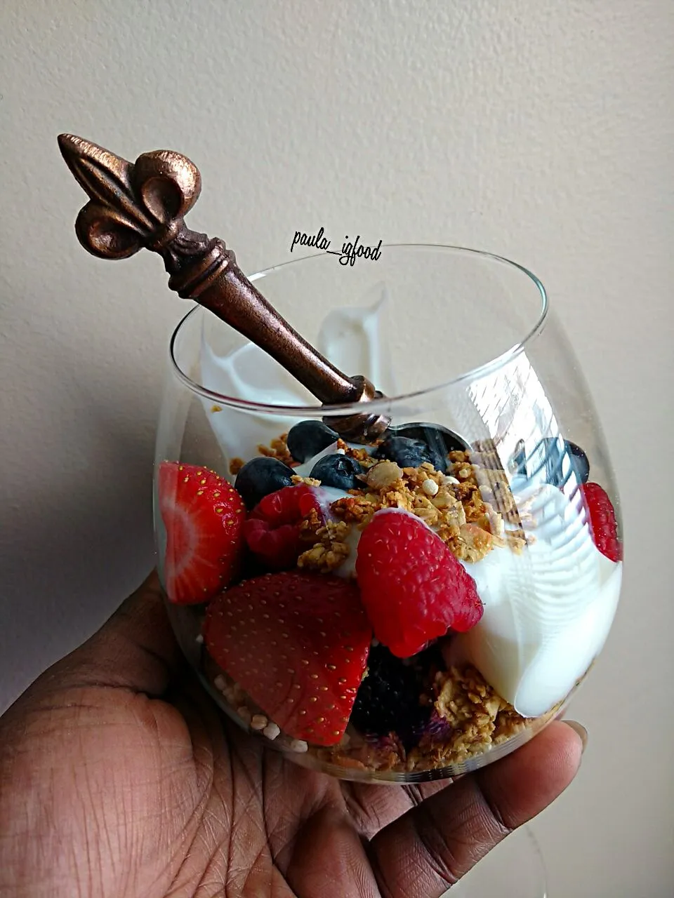 Berry granola yogurt parfait|paulaさん