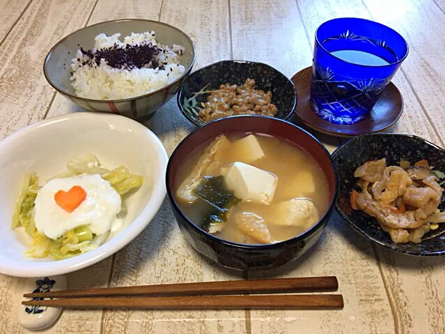 今日の男飯(＞人＜;)朝ごはんバージョン♬
油揚げと豆腐とワカメの味噌汁and切り干し大根の煮物and納豆andしそごはんandピクルスヨーグルト♬|ひーちゃんさん