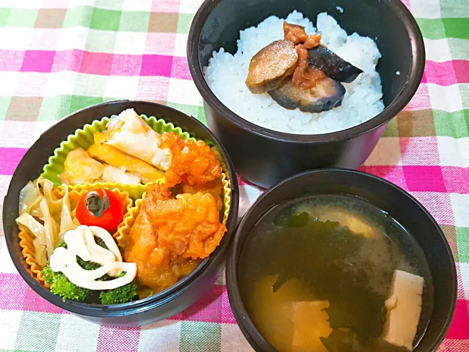 お弁当。だしまきと唐揚げとキャベツサラダと梅ナスとお味噌汁。|エリカさん