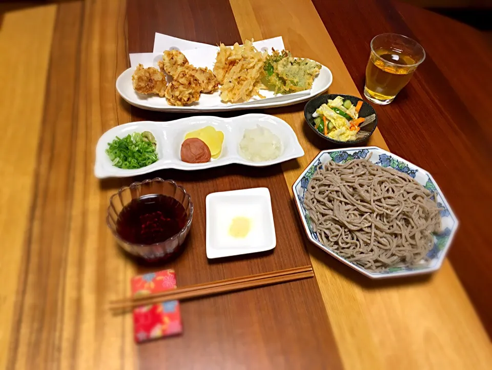 ざる蕎麦
あまり野菜の天ぷら
白菜浅漬け
梅干し
佃煮
大根おろし#麺 #年越し蕎麦 #野菜|ぼんぼんさん