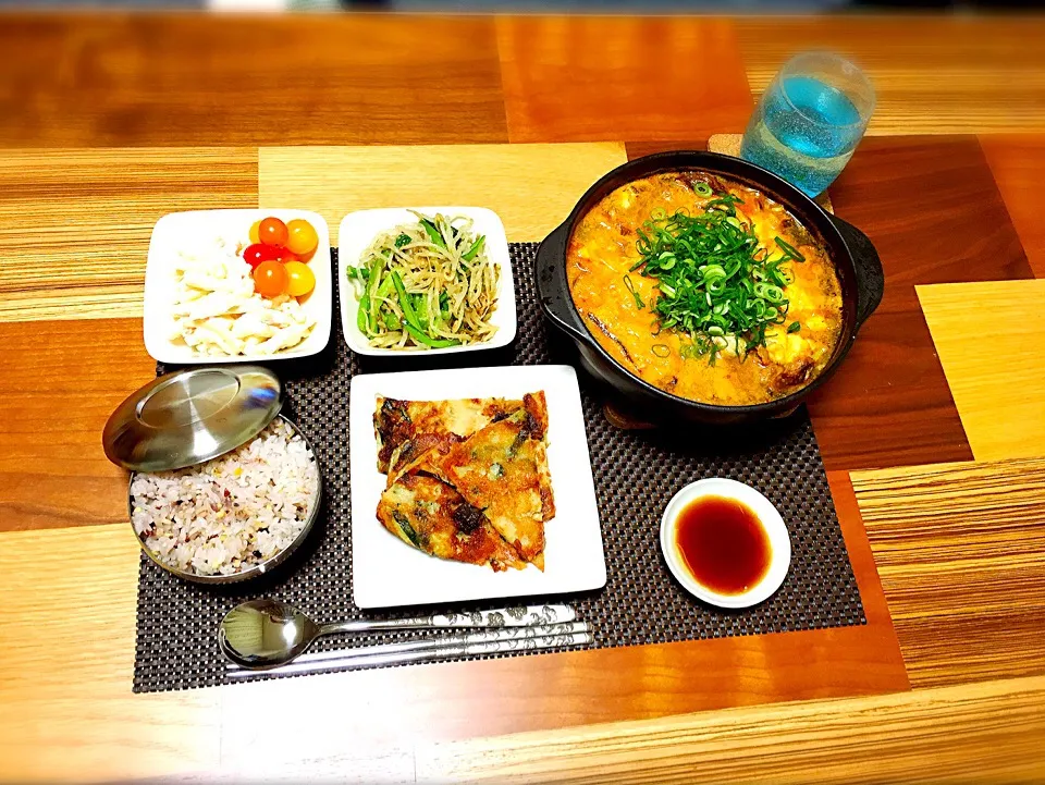 スンドゥブ
チヂミ
小松菜ともやしのナムル
マカロニサラダ
赤米#スタミナ料理 #韓国料理 #野菜たっぷり #温まる|ぼんぼんさん