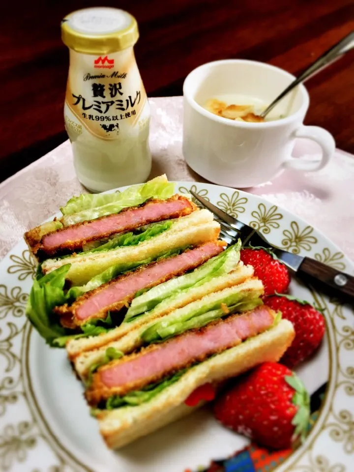 お昼ご飯✨
ハムカツサンド と
贅沢プレミアミルク💖|七味さん