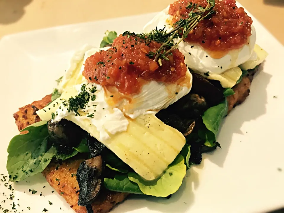 #egg #halloumi #mushrooms #rocket #rosti #pepperdewrelish #vegetarian|Sergio Lacuevaさん