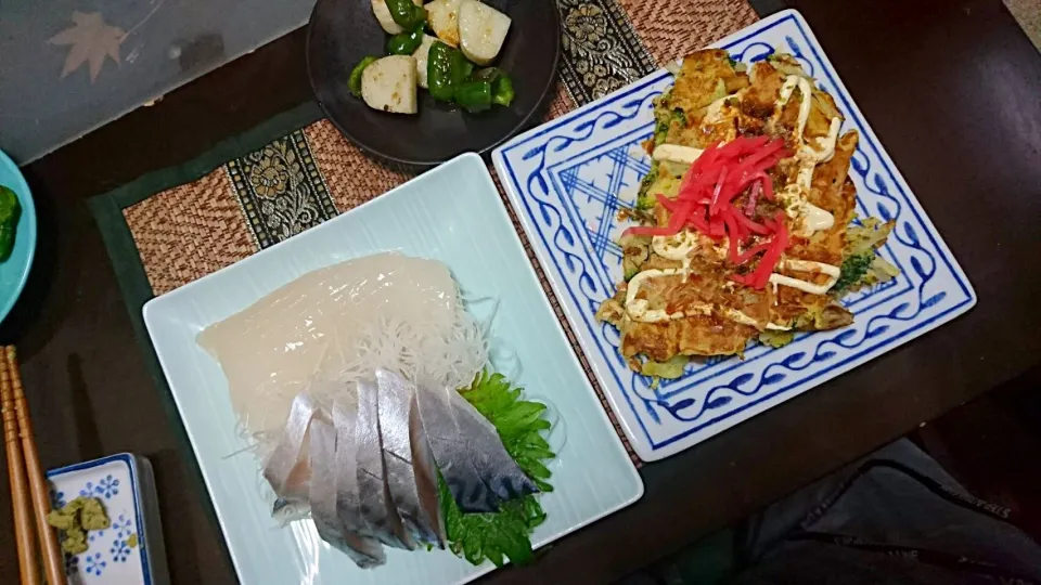 Snapdishの料理写真:お好み焼き&シメサバとイカの刺身&かまぼこピーマンとピーマンの炒め|まぐろさん