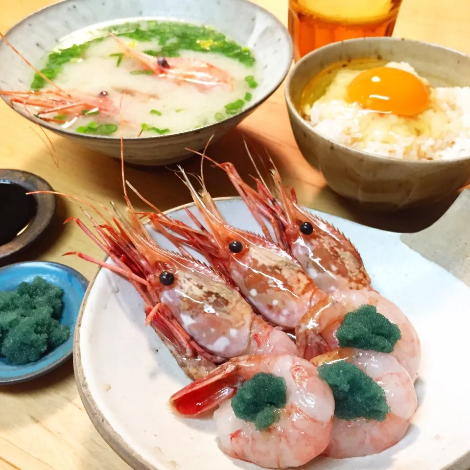 Snapdishの料理写真:噴火湾産ボタン海老の刺身、味噌汁、たまごかけごはん。|maruruさん