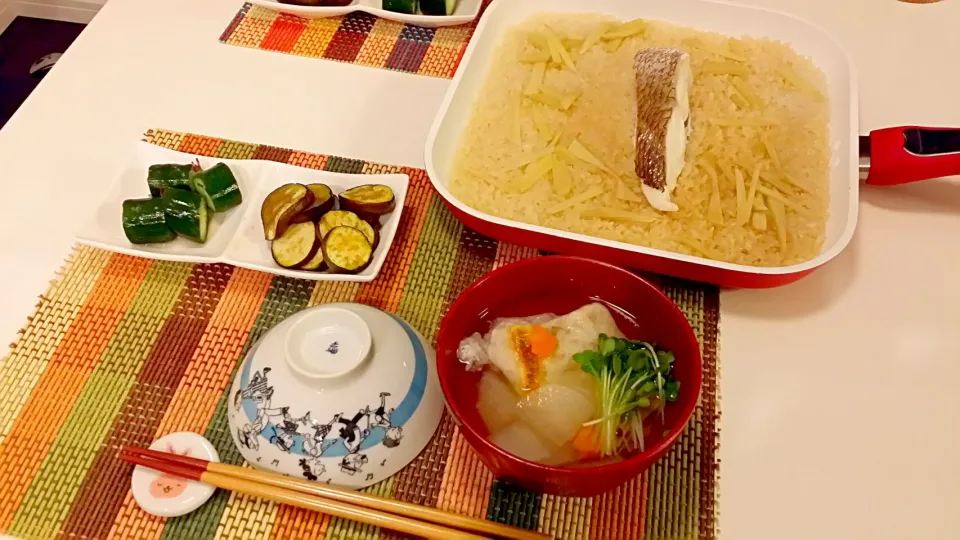 Snapdishの料理写真:今日の夕食　鯛の炊き込みご飯、なすのめんつゆ、きゅうりの甘酢漬け、お雑煮|pinknari🐰🌈さん