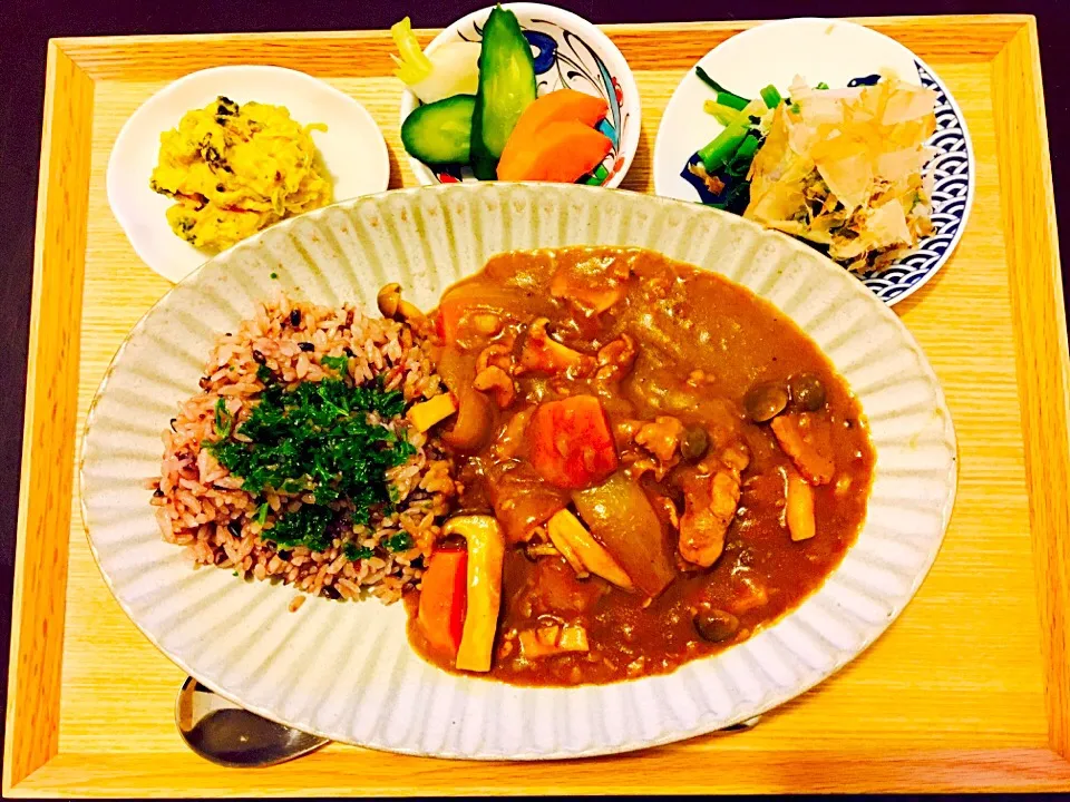 Snapdishの料理写真:うちごはん😊 （黒米カレーライス、かぼちゃとレーズンと胡桃のサラダ、ピルクス代わりのぬか漬け盛合せ、青菜のごまだれ和え）|Tinaさん