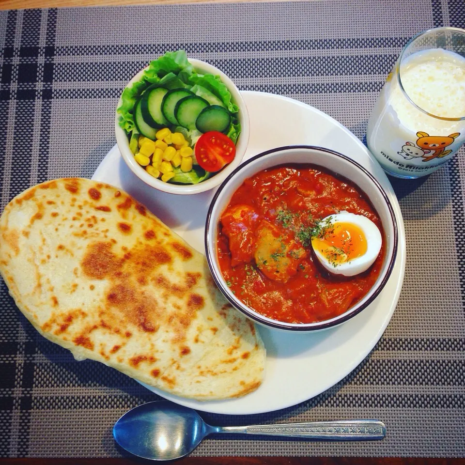 バターチキンカレーとあつあつ焼きたて手作りナンとマンゴーラッシー🍛|chiakiさん