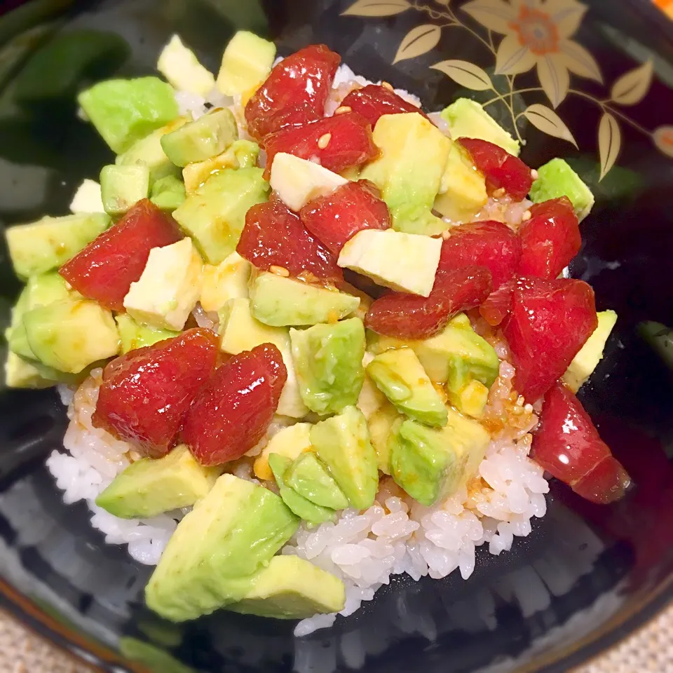 モッツァレラチーズ入りアボカドまぐろ丼|yummさん