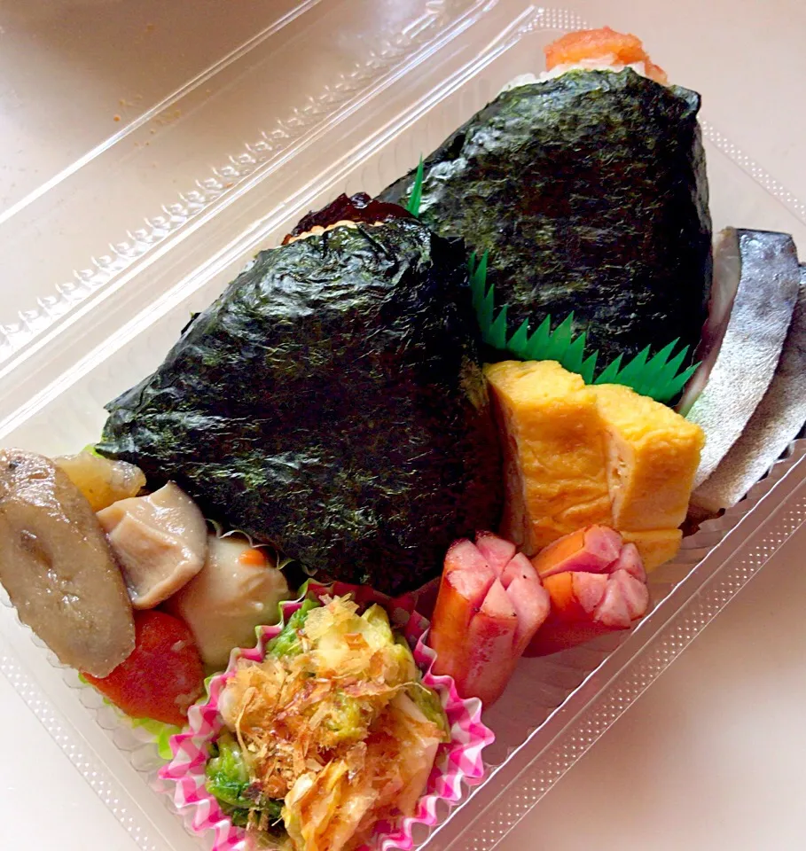 Snapdishの料理写真:差し入れのおにぎり弁当～♪|みほままこさん