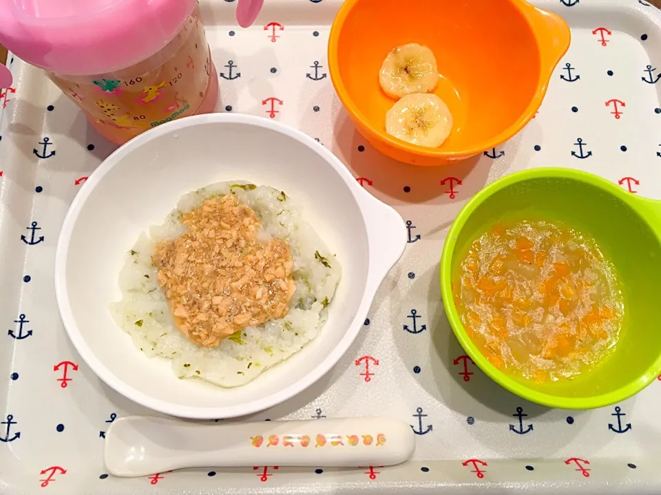 Snapdishの料理写真:青菜がゆ 手作り鮭フレーク添え、大根とにんじんの味噌汁、バナナ、麦茶|Yuiさん