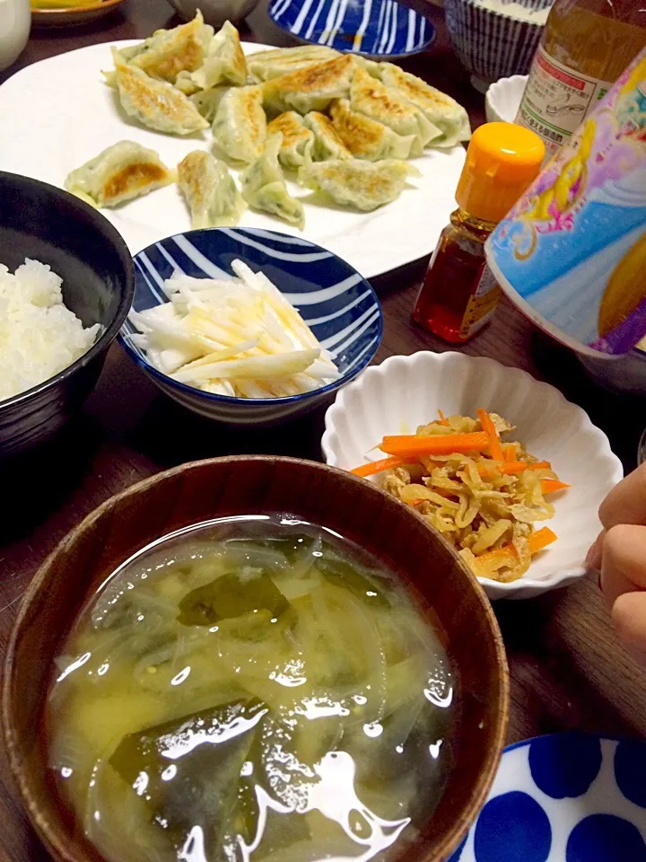 習い事後のバタバタ夜ごはん 餃子 山芋短冊 切り干し大根の煮物 空豆 ワカメのお味噌汁|きむらゆりかさん