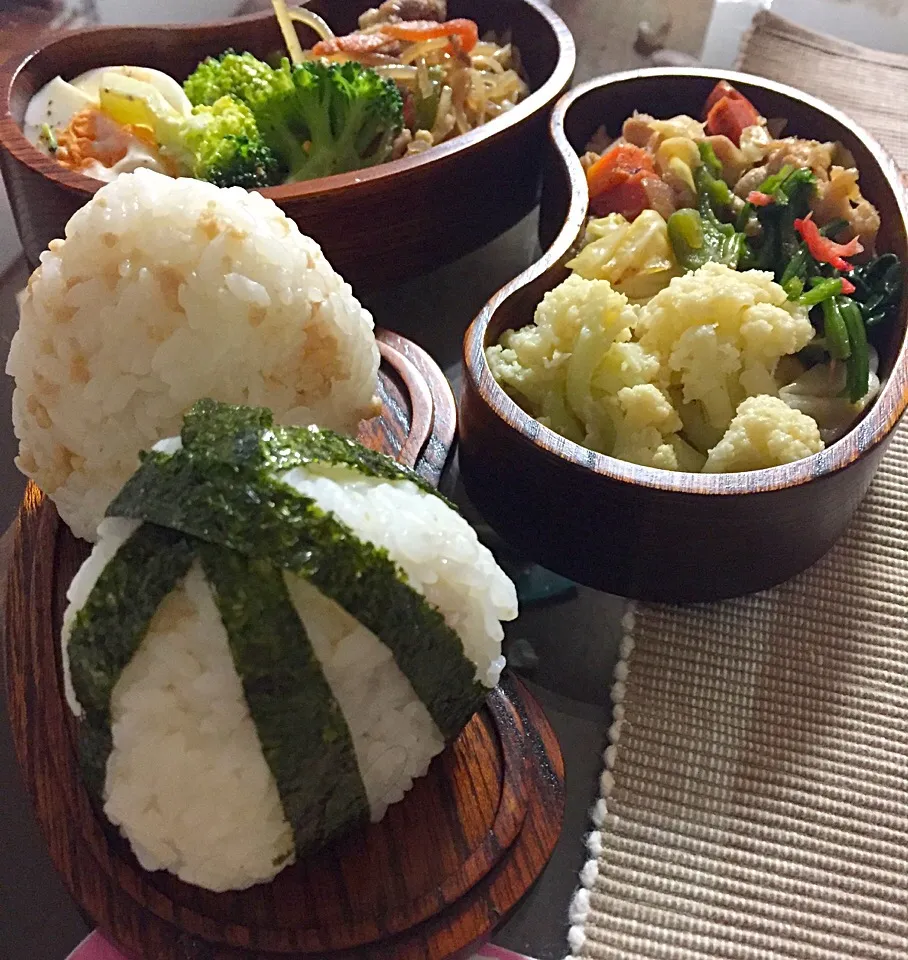 Snapdishの料理写真:鶏そぼろおむすび🍙梅おむすび🍙
カリフラワーと手羽中のバター風味煮。ブロッコリーと卵のマヨサラダなど|Kumi_loveさん