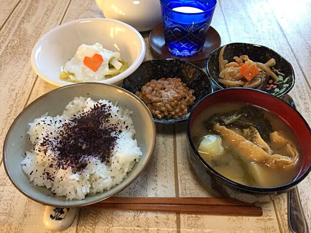 今日の男飯(＞人＜;)朝ごはんバージョン♬
自作切り干し大根の煮物and納豆andサニーレタスとジャガイモと油揚げとワカメの味噌汁andしそごはんandピクルスヨーグルト♬|ひーちゃんさん