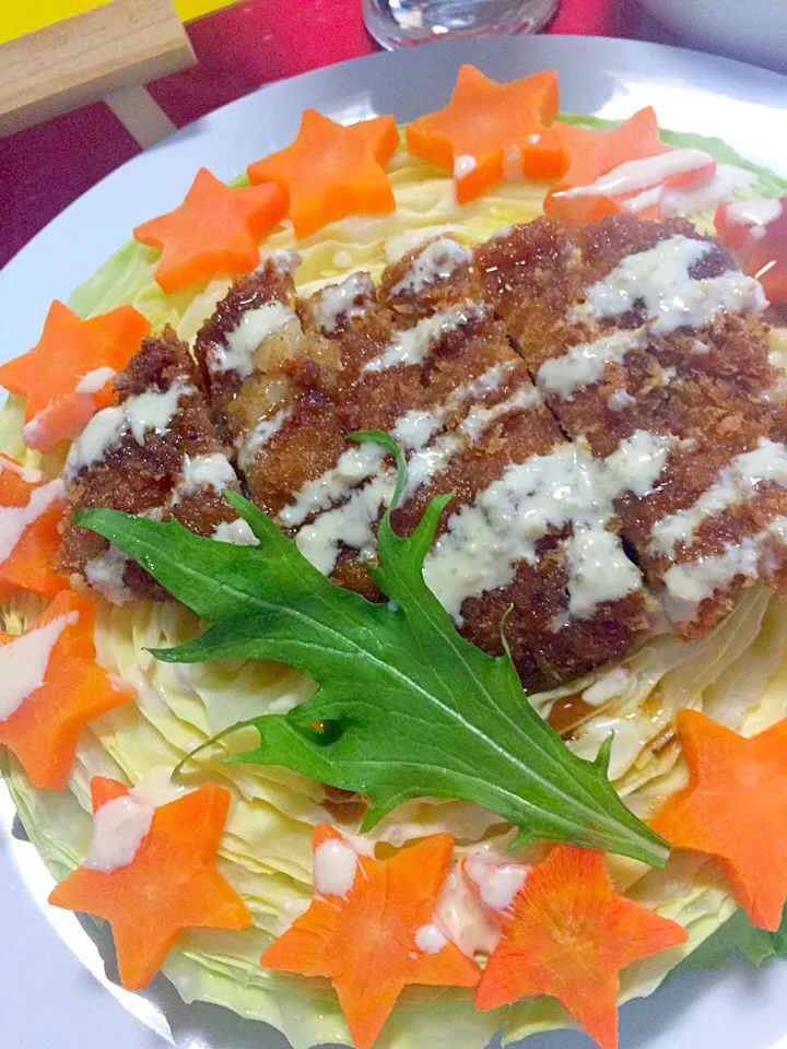 Snapdishの料理写真:はみちゃんの気まぐれサラダ🥗
チーズインとんかつ、輪切りのキャベツにお星様⭐️⭐️⭐️✨朝から遊んじゃった（笑）|はみちゃんさん