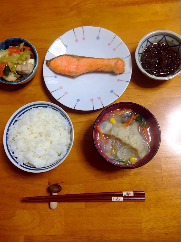 2017.01.10#朝ご飯#素朴ごはん#幼児ご飯#和食

おはようございます、

＊七分づきごはん
＊餃子スープ(小松菜人参玉葱コーン)
＊焼き鮭
＊もずく酢
＊野菜あんかけ豆腐(青梗菜鶏胸肉キャベツ人参)

ごちそうさまでした☻|NAKAMOTO'Sさん