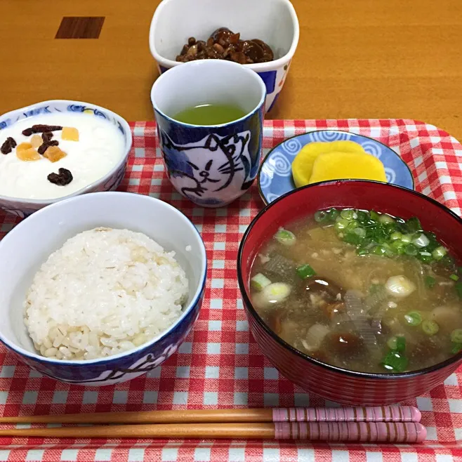 なめこのお味噌汁、なめこの煮物。年末からお正月にかけて2キロ太ったのですが、最近、和食でご飯少なめにしてたら、今朝は、元に戻ってました(*^^*)ご飯はもち麦ご飯です。|amikaさん