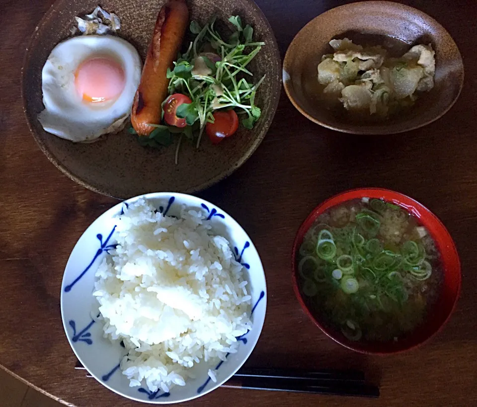 トマトとつまみ菜のサラダ
ソーセージ
目玉焼き
海藻の味噌汁
かぶと豚肉のとろとろ煮|ラーメンの小池さん