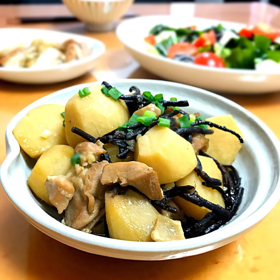 里芋と鶏肉 ひじきの煮物|さくらんぼ🍒さん