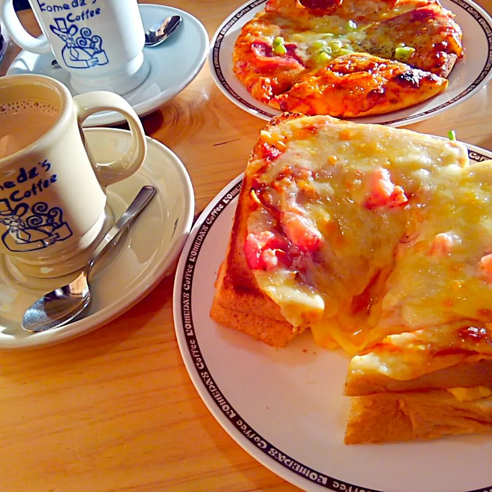 コメダ珈琲のたっぷりたまごのピザトーストとカフェオレ☕|うたかた。さん