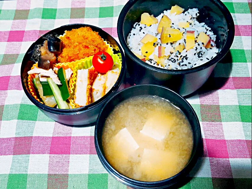 Snapdishの料理写真:お弁当。サツマイモご飯とコロッケと野菜フライと鶏とキュウリの塩昆布あえと梅ナスとお味噌汁。|エリカさん