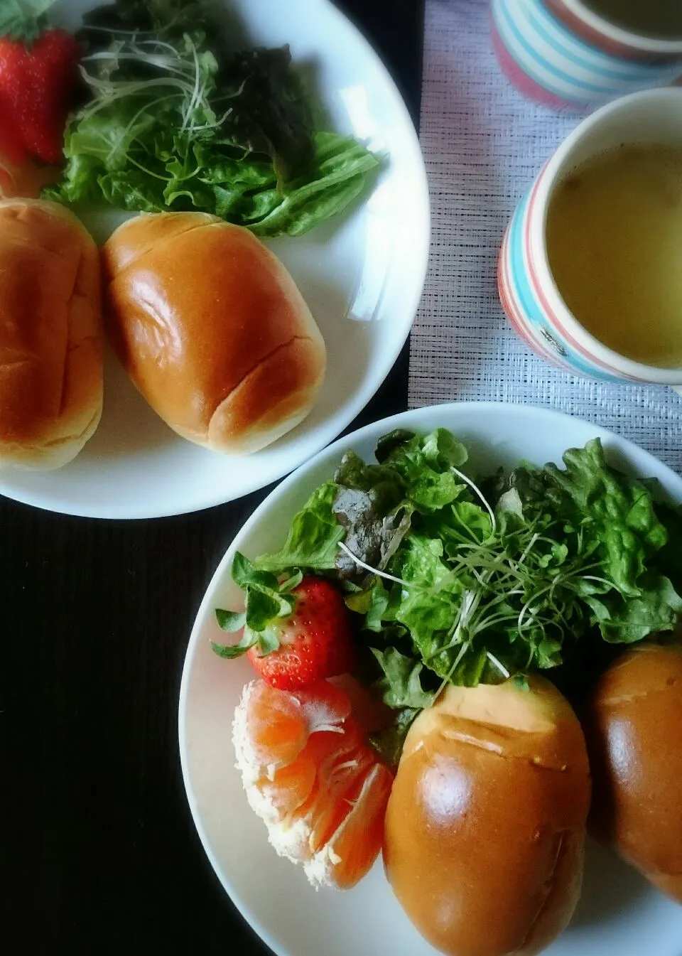 こんな朝も良き💮休みの日は全員でパンを食すのが好き😘|しゅんしゅんさん