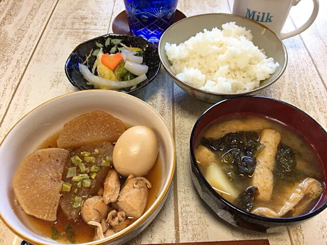 Snapdishの料理写真:今日の男飯(＞人＜;)お昼ごはんバージョン♬
作り置きです。
大根と鶏肉の親子煮物and味噌汁andピクルス♬|ひーちゃんさん