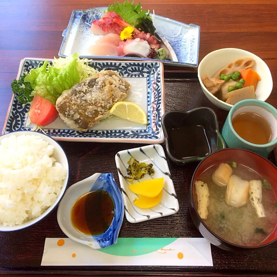 Snapdishの料理写真:日替り＋刺身定食 @岡山はまゆう✨|梅花権現さん