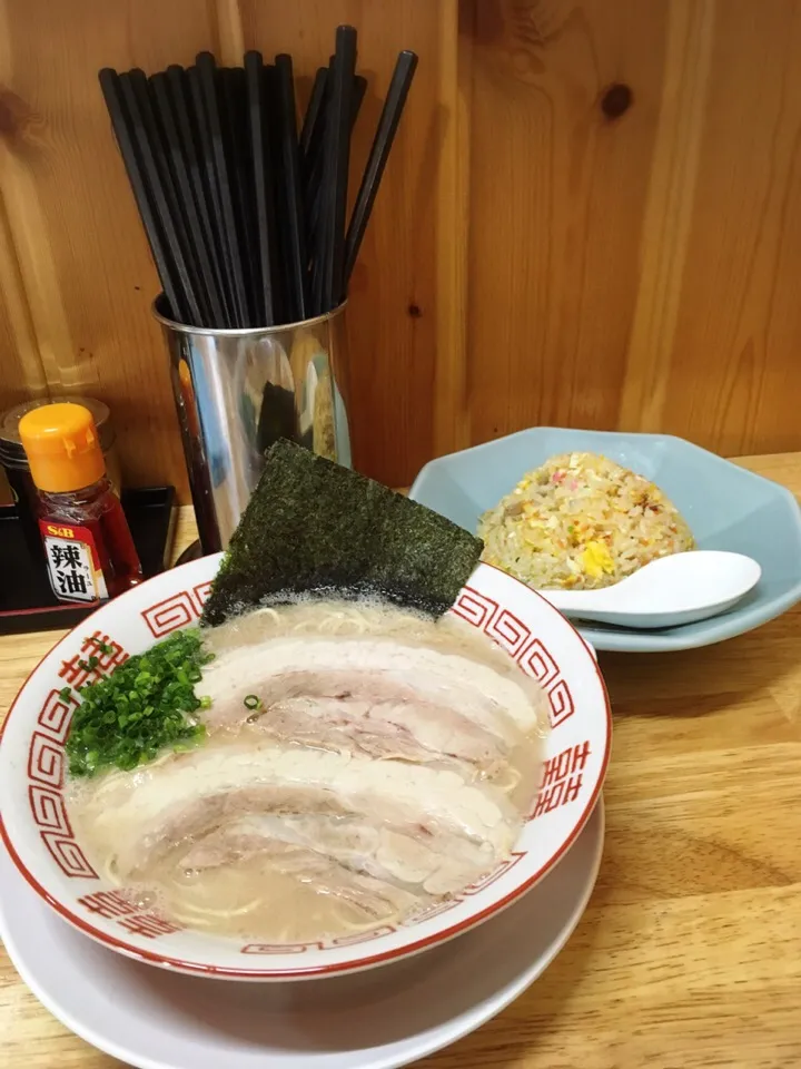 Snapdishの料理写真:ラーメン・半チャーハン|美也子さん