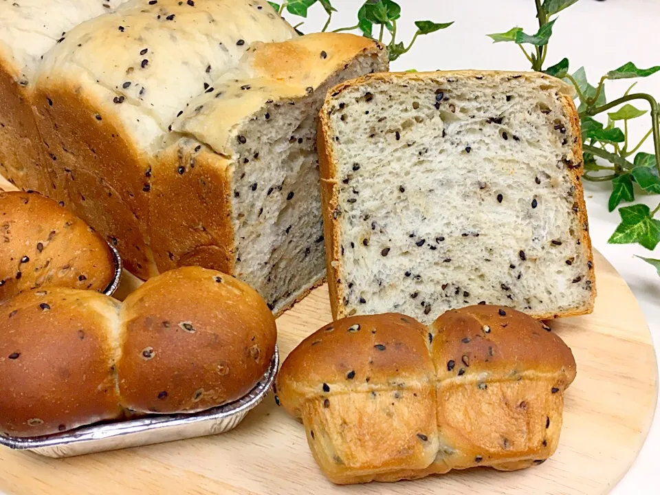 今年初パン🍞黒胡麻の食パン焼けた♫|まめりんさん