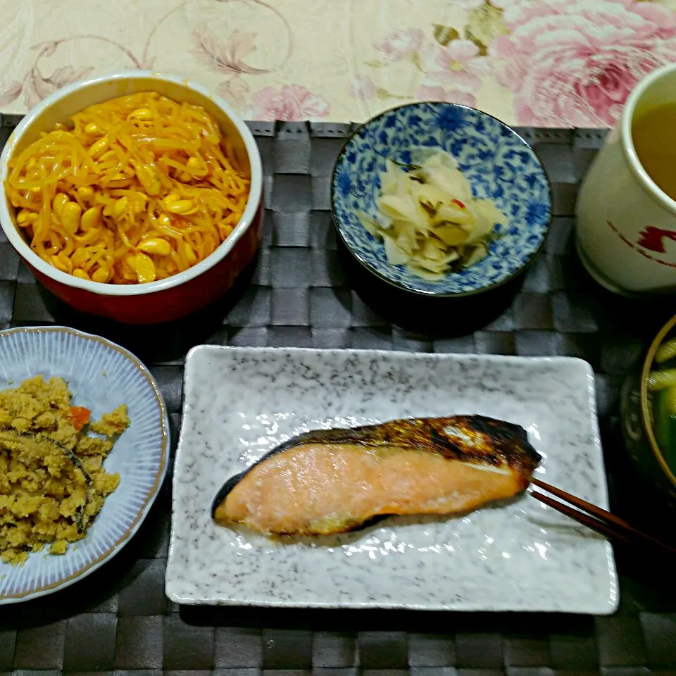 鮭の粕漬け😁うの花✌大根の昆布漬け✋もやしキムチ😌お揚げとほうれん草の味噌汁|たえさん