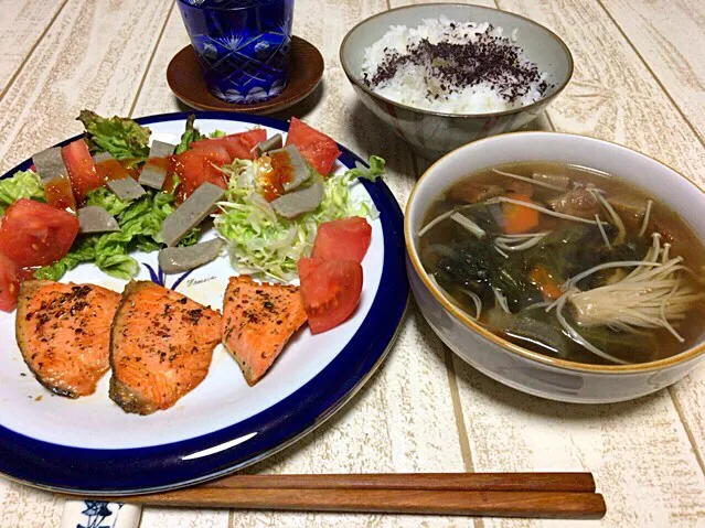 今日の男飯(＞人＜;)テニス前バージョン♬
サーモンのバジルオイル焼き♬
野菜SOUP
andしそごはん♬|ひーちゃんさん