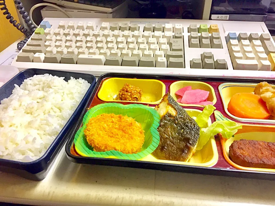 職場の仕出し弁当🍱
半分負担してくれるので200円で食べれますの😆|ponkyさん