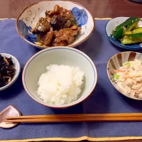 Snapdishの料理写真:鶏肉と茄子のピリ辛
人参と枝豆の白あえ
ひじきの煮物
やみつききゅうり|まおさん