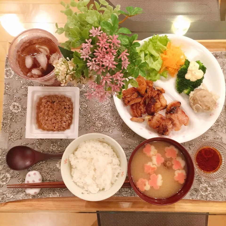 Snapdishの料理写真:1/10❤︎娘の晩ごはん❤︎
・炙り焼きとり&肉焼売
・ブロッコリーのサラダ
・納豆
・ごはん
・なめこのお味噌汁|Makinsさん