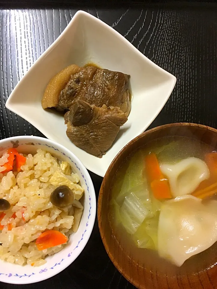 豚ロースの角煮、水餃子スープ、炊き込みご飯。#ムスメご飯|mossan＠OSAKAさん