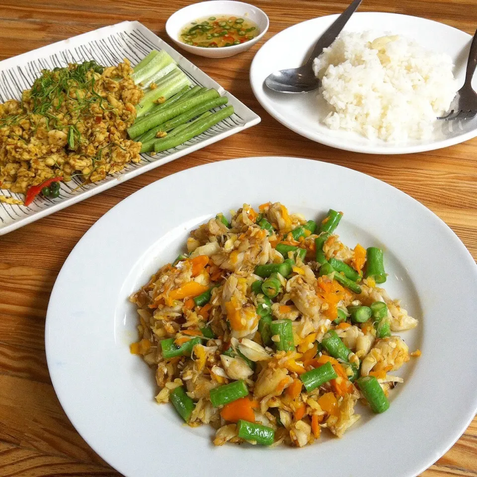 Southern style food: Crab meat fried with yellow chili #eatinthai|Eat in Thaiさん