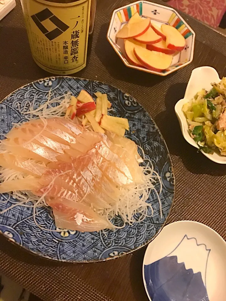 Snapdishの料理写真:夫が釣ったヒラスズキパーティー

☆ヒラスズキのお刺身
☆キャベツツナゆかりのさっぱりサラダ
☆大根の浅漬け|☆アスカ☆さん