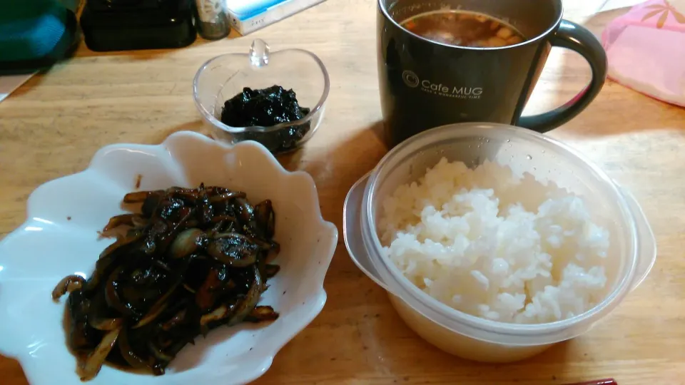 Snapdishの料理写真:ご飯
味付きホルモンと玉ねぎの炒め物
コンソメスープ(インスタント)
海苔の佃煮|ざきさん