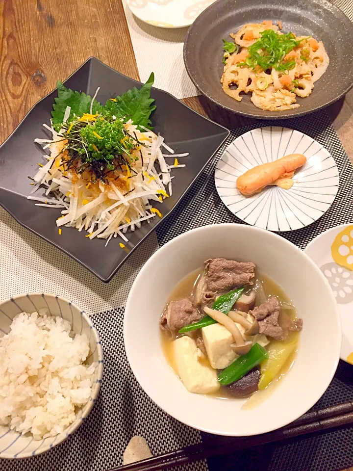 今日はヘルシー和食🍚🍃
肉豆腐、蓮根のタラコ炒め、大根サラダ 自家製柚子ドレッシング🍊|まみりんごさん