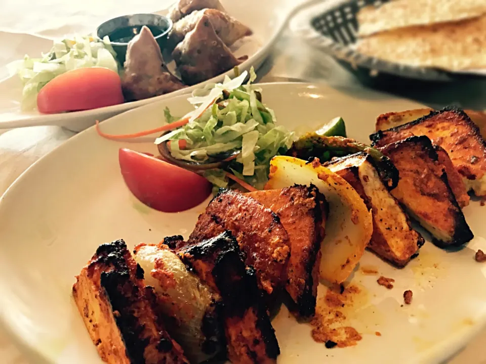 #grilled #paneer #onion #greenpepper #tomato #samoosas #cheeseandcorn #punjabi #vegetarian #lunch|Sergio Lacuevaさん