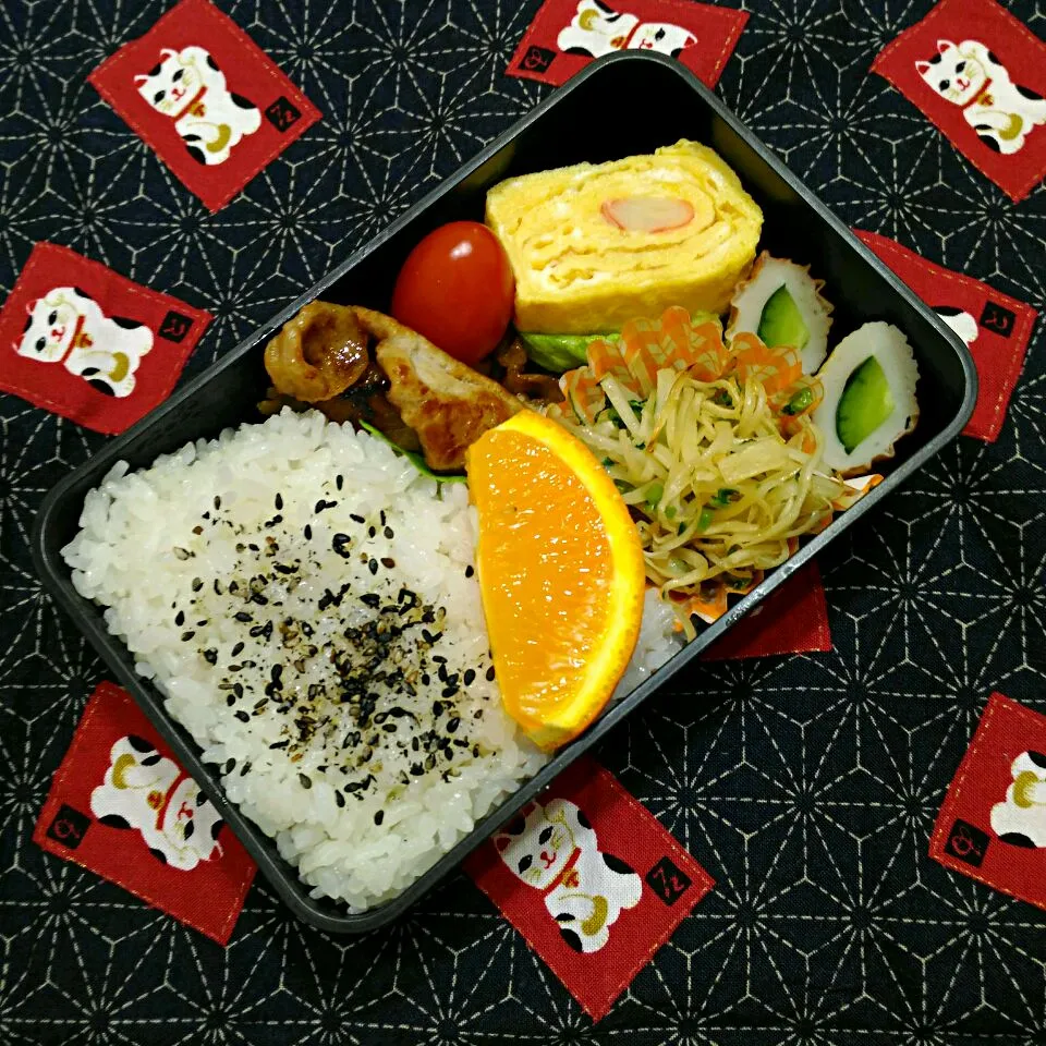 焼き肉😁かにかまイン玉子焼😃きゅうりインちくわ✋大根の皮のきんぴら✨ごま塩ご飯|たえさん